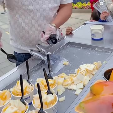 Making delicious ice cream😋