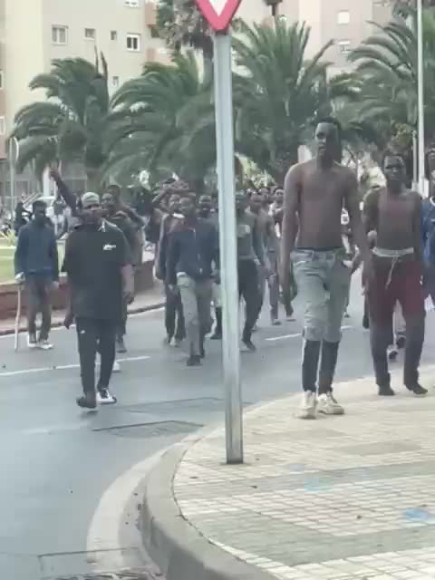 migrants storming spanish Melilla