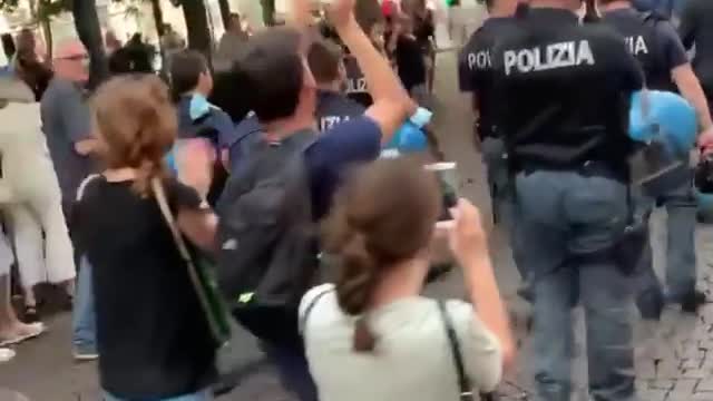 La Polizia con i manifestanti