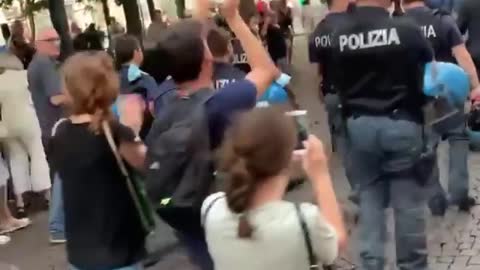 La Polizia con i manifestanti