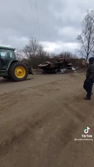 NÔNG DÂN #UKRAINE KÉO MỘT CHIẾC XE TẢI MT-LB VÀ URAL CỦA NGA