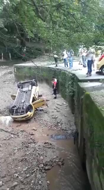 Por un descuido, taxi rodó a un caño en el barrio Terrazas de Bucaramanga