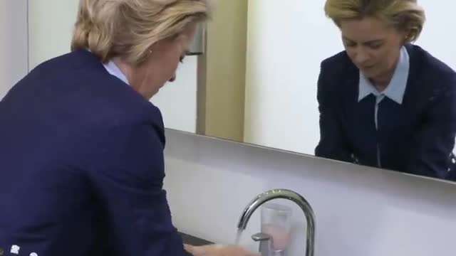 Ursula von der Leyen wäscht sich die Hände im Kampf gegen #COVID19