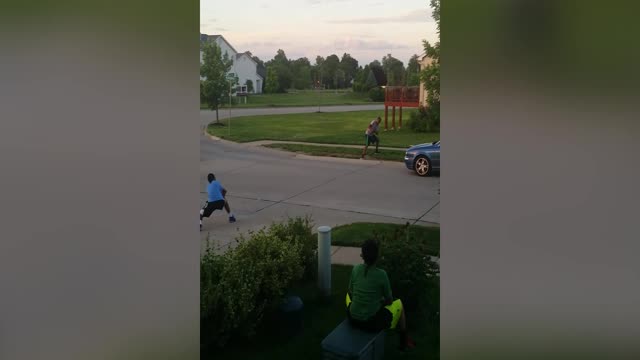 Clever Kids' Tug Of War Prank Stops Traffic