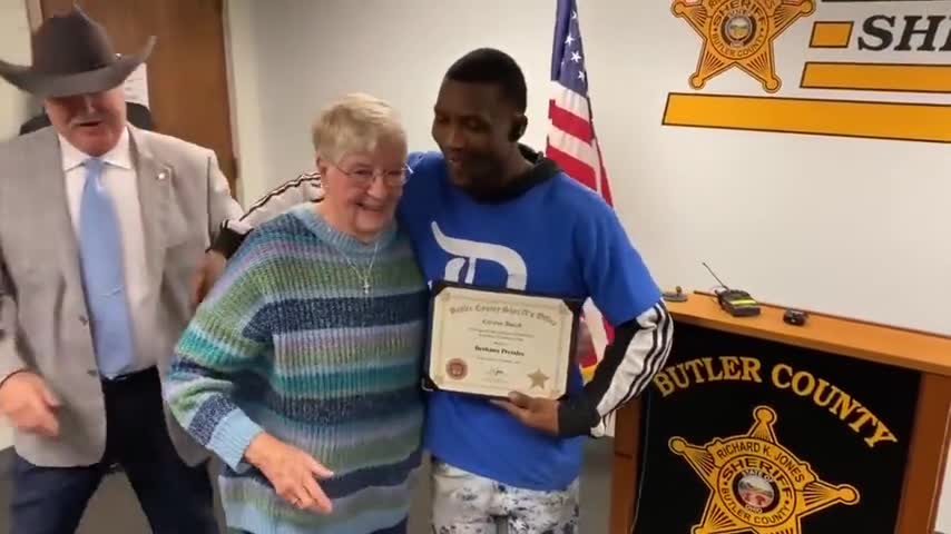 Thug steals old lady's purse, gets painful instant karma from a hero