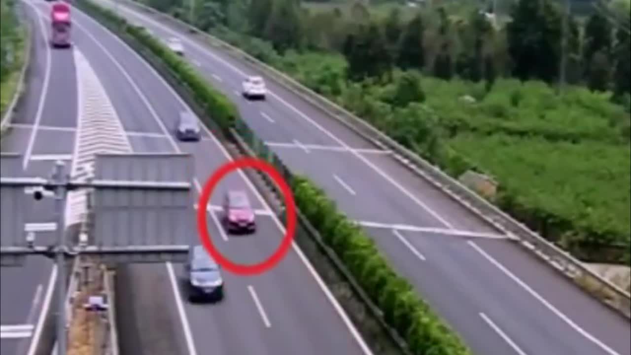 40 Motorists Dodge Mum Who Stops On Mway And Reverses