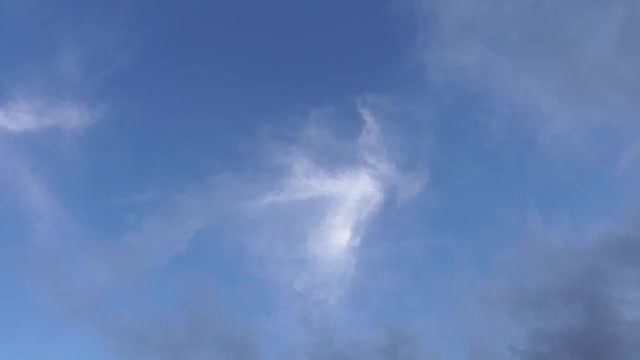 Cielo azul con nubes blancas después de la tormenta