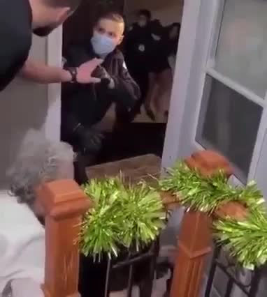 La CAQ défoncent la porte à Noël chez une grand-maman