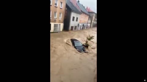 Woda porwała ze sobą pozostawiony na rynku samochód, ulica Kościuszki w