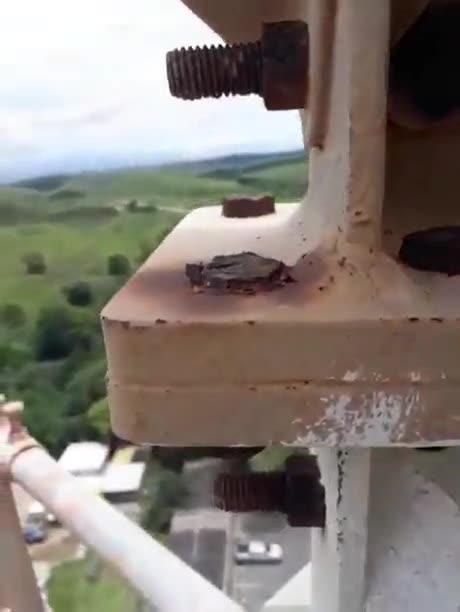 The only thing holding the structure is paint