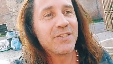 Povia: "Per voi che nell'era di internet e della tanta teoria ma pratica zero non capite un cazz"
