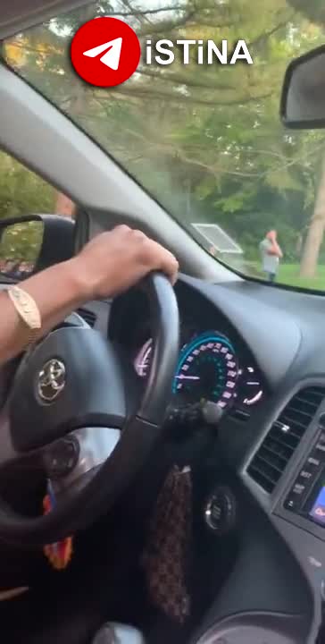 O co chodzi?! Ludzie udostępniają filmy z tłumami ludzi zamieniających się w nieruchome posągi!