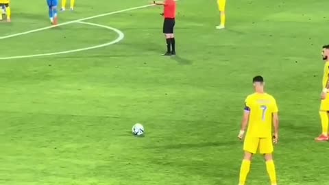 Cristiano_Ronaldo_takes_a_free_kick#ronaldo#messi