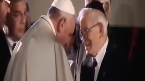 Papst Franziskus küsst die Hände von Rothschild und Rockefeller.