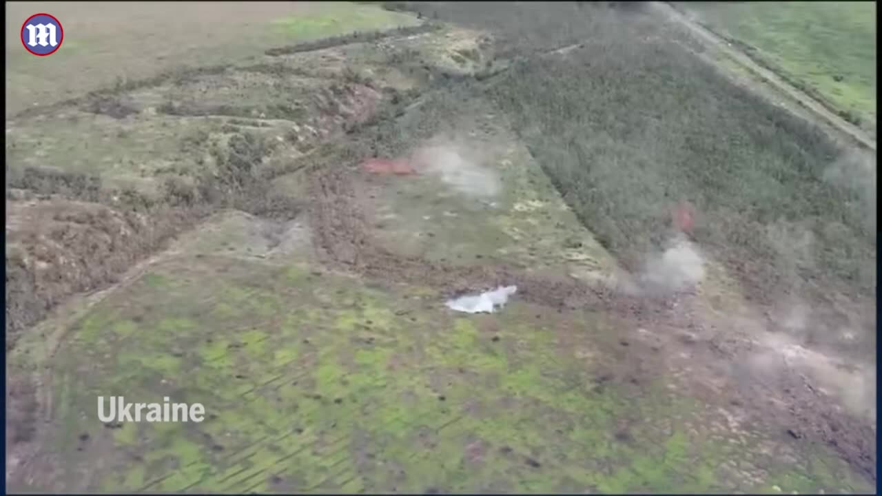 Ukrainian Tanks blitz Russian tranches from close range after storming cross
