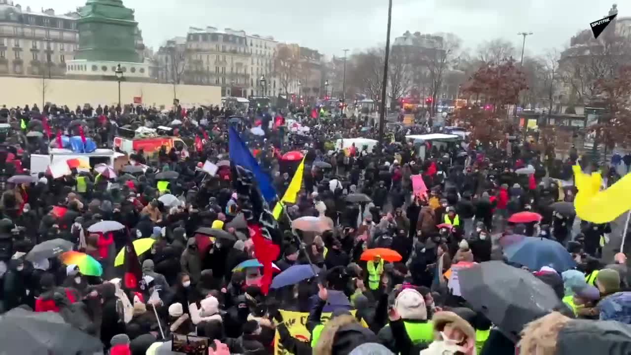 BREAKING: PARIS, mass demonstrations in Paris