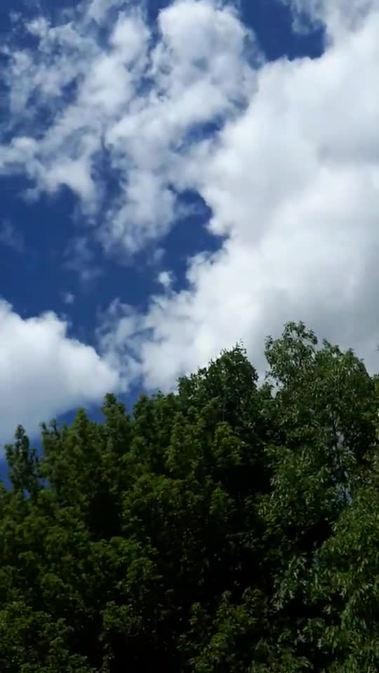 Himmel in Berlin am 22. Mai 2022 so 14:15 Uhr