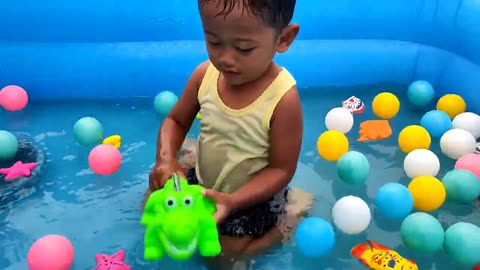 swimming with friends bath balls and small fish