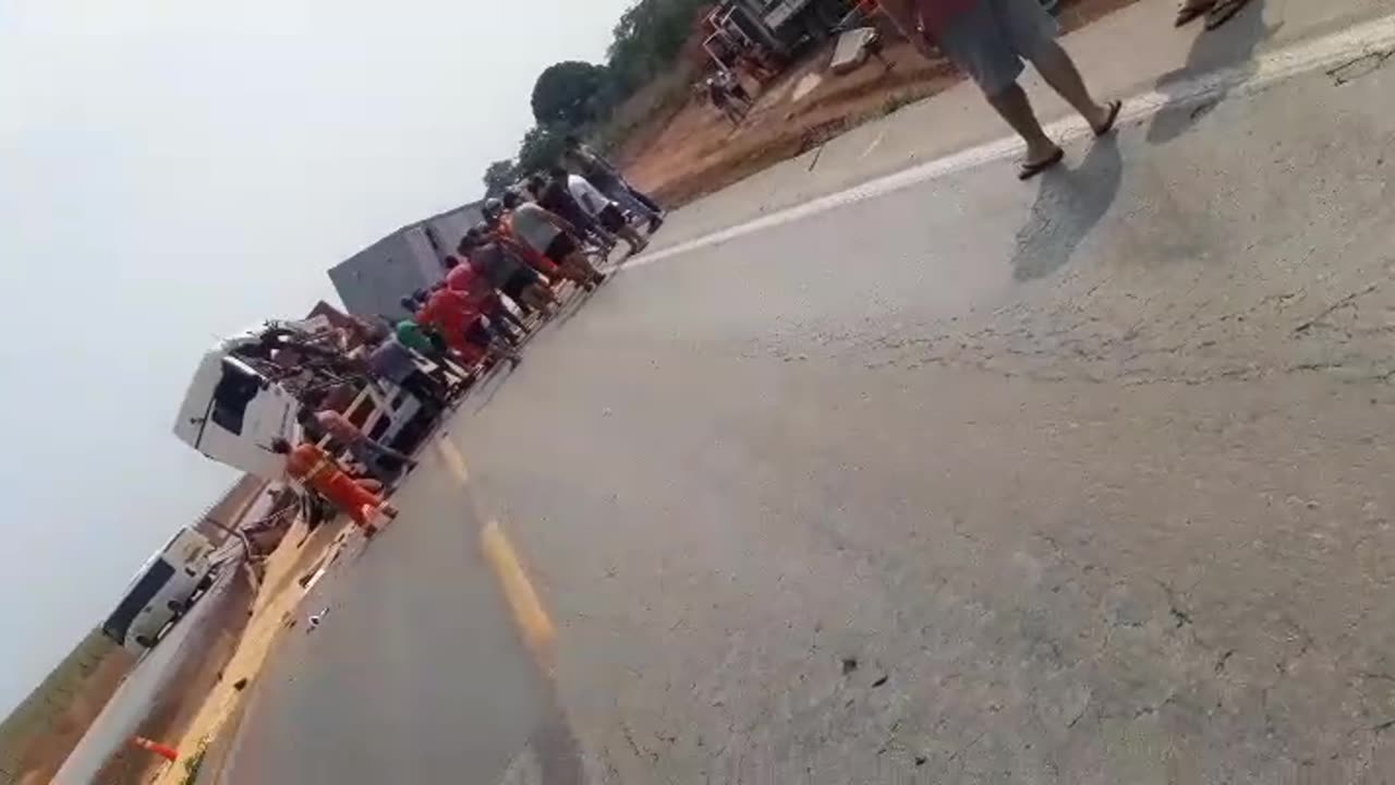 Acidente entre duas carretas