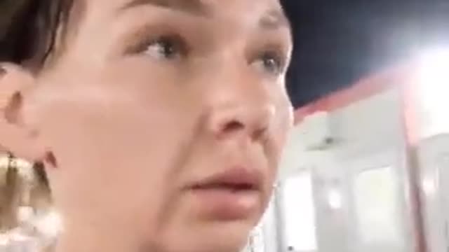 Ukrajinská uprchlice si stěžuje na ubytování v Bulharsku. Místo hotelů tábor s ostnatým drátem