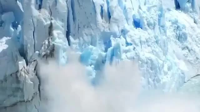 In the video, the melting of glaciers in Antarctica 😱