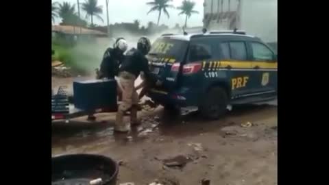 Brazilian cops put black man in trunk of police car