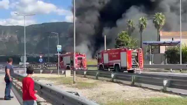 Incendio a San Valentino Torio nell'area parcheggi Canzanelli