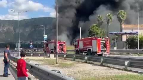 Incendio a San Valentino Torio nell'area parcheggi Canzanelli