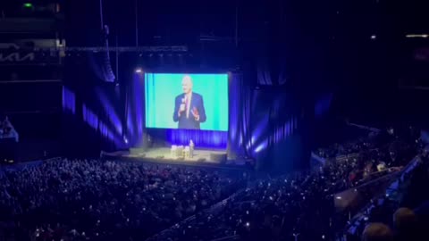 Bill O’Reilly introduces President Trump on Stage 🇺🇸