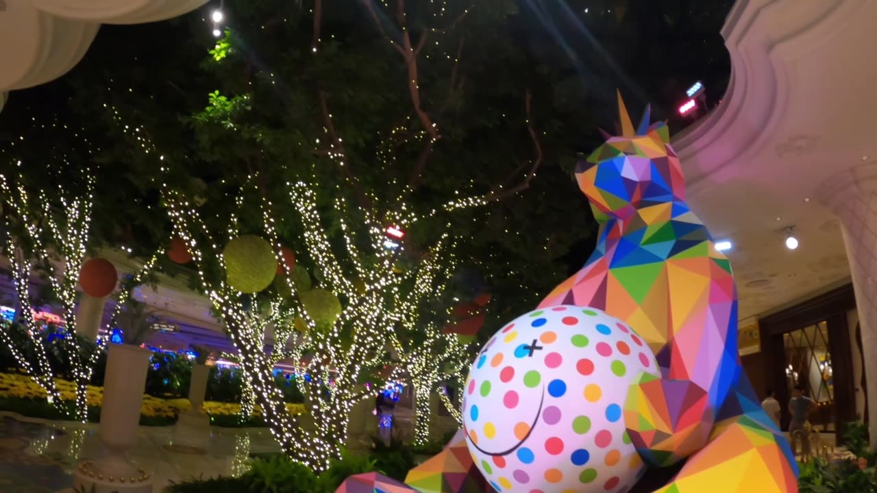 Wynn Las Vegas' North Atrium: A colorful journey from slot machines towards a prized bear & car