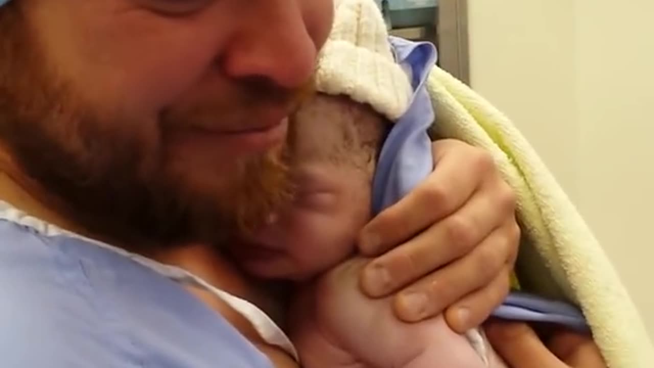 Dad meets his boy for the first time. 💙 😍
