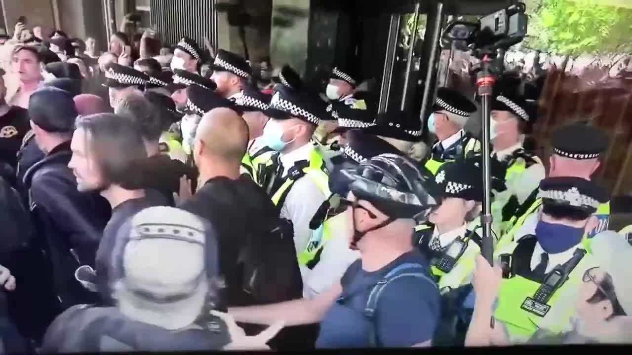 ⚠️🚨INGHILTERRA 🇬🇧 I manifestanti contro GREEN PASS assaltano il BBC Television Centre di Londra!💥💥💥