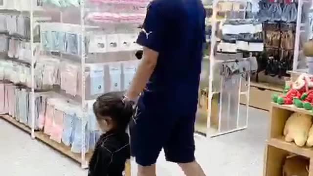 He took his niece to buy toys