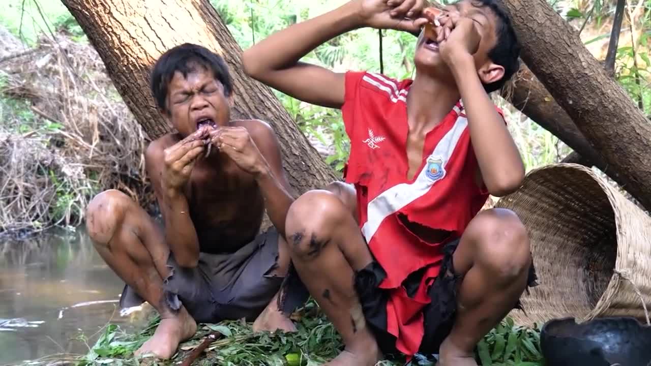 KEP Primitive Technology - Eating Delicious - Cooking Squid On A Rock Near the River #9