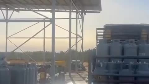 צפו איך השמיים בהירים מצד אחד ובצד השני לא עננים שמיכה לבנה שפרושה על השמיים