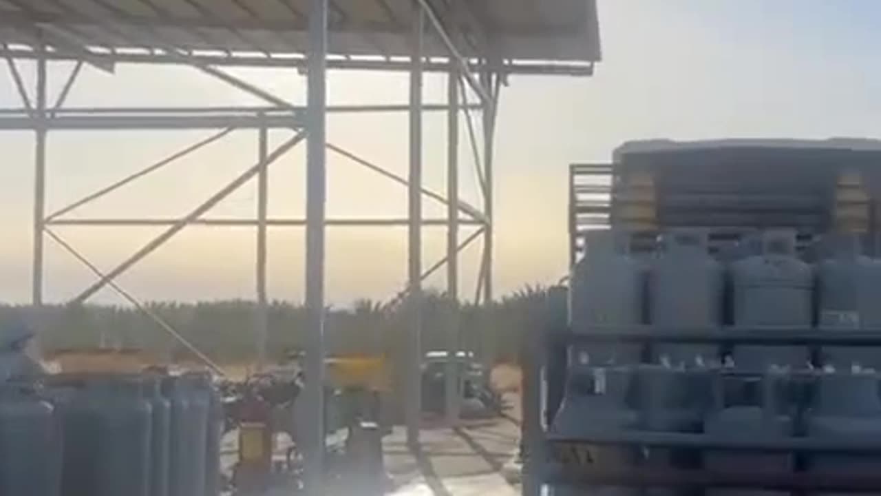 צפו איך השמיים בהירים מצד אחד ובצד השני לא עננים שמיכה לבנה שפרושה על השמיים
