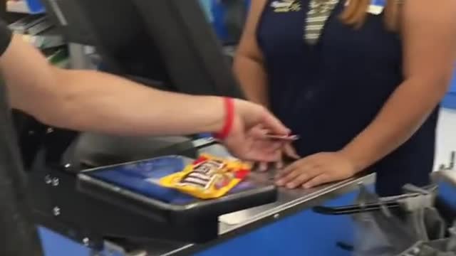 Walmart employees reacts to magic 😱🤯