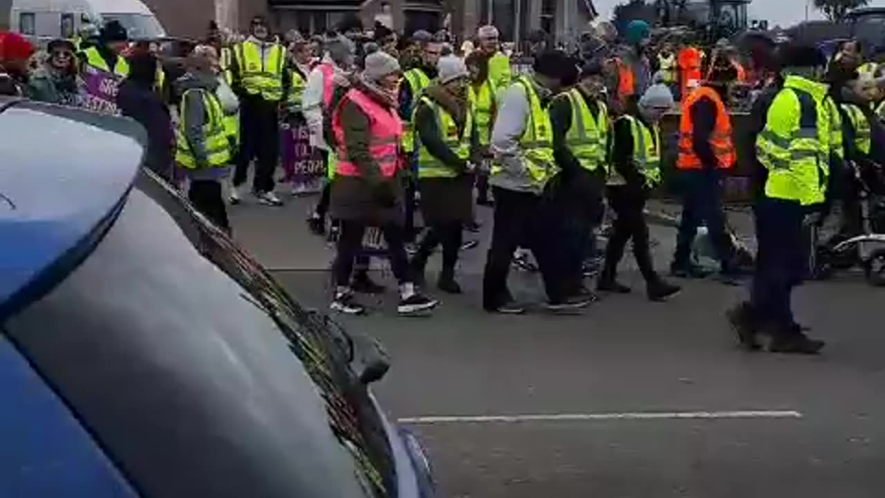 Rosslare, Wexford 🇮🇪 Huge numbers out in support of their local community