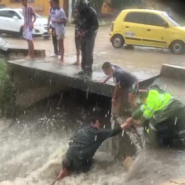 Policía rescata a menor que era arrastrado por un arroyo en Barranquilla