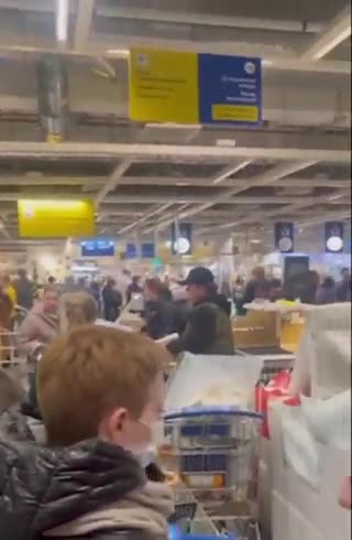 After IKEA announced its withdrawal from Russia, Russians panicked and rushed to IKEA.