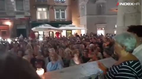 Splićani se spontano okupili i pjevali Oliverove pjesme