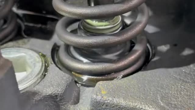 Teaching video of valve oil seal replacement, is it completely correct?