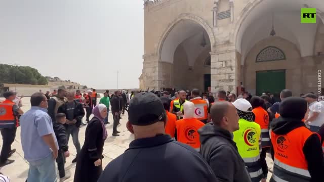 Palestinesi si scontrano con le forze cazare sioniste intorno alla moschea di Al-Aqsa a Gerusalemme