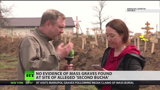 RT che è andata sul posto non ha trovato segni delle presunte fosse comuni,ma singole tombe in un cimitero improvvisato,vicino alla città russa devastata di Mariupol,nonostante le affermazioni dei media occidentali di "un altro Bucha"