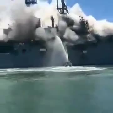 🔥 The USS Bonhomme Richard warship that was targeted, yesterday by the Houthis in the Red Sea