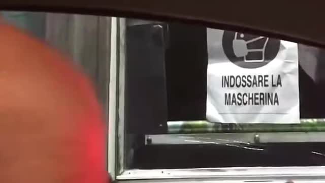 Casellante autostradale a Ferrara rifiuta pagamento perché automobilista senza mascherina