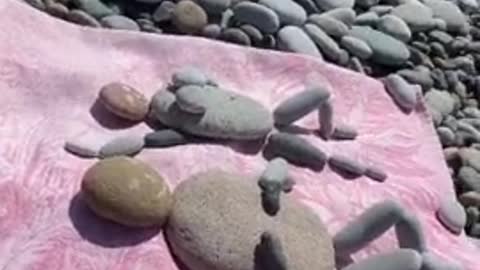 Perfectly placed beach rocks incredibly look like real people👏🏽