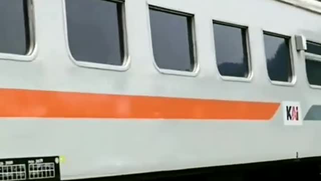 Kereta melintas di Jembatan ciherang malangbong garut !!