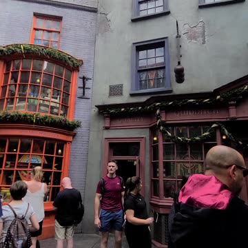 Walking Through Bricks! #wizardingworldofharrypotter #universalstudios #harrypotter #florida