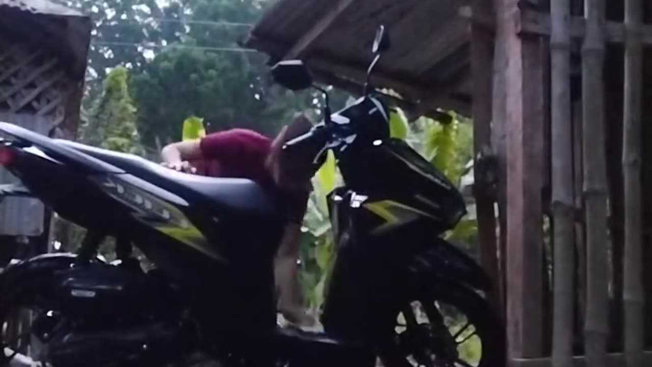 Washing Honda Click Version 3